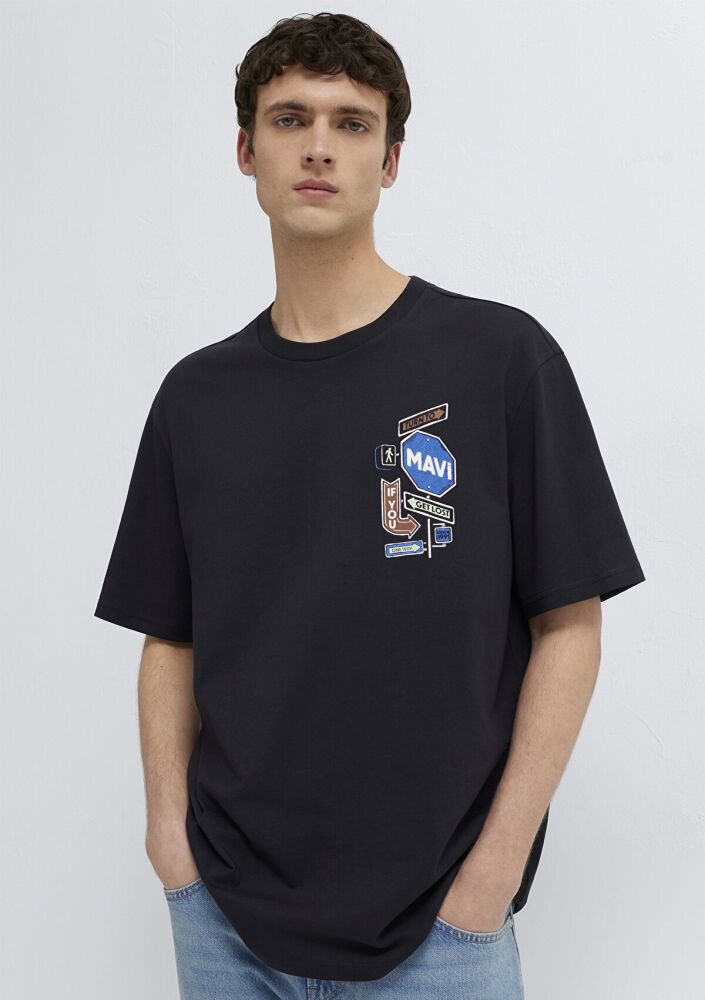 Mavi İşaret Levhası Baskılı Siyah Loose Fit Erkek Tişört 0613391-900