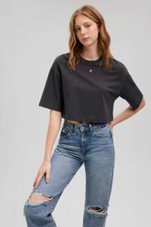 Mavi M Baskılı Crop Kömür Kadın Tişört 1611597-70087 - Mavi (1)